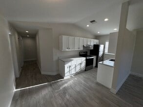 Building Photo - 553 E Ridge Cir N