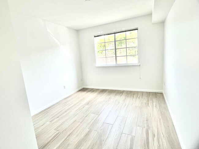 Building Photo - 9833 Baywinds Blvd