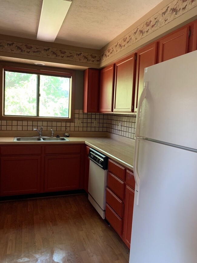 Building Photo - 2 Bedroom 2 Bathroom Condo Close to Campus!
