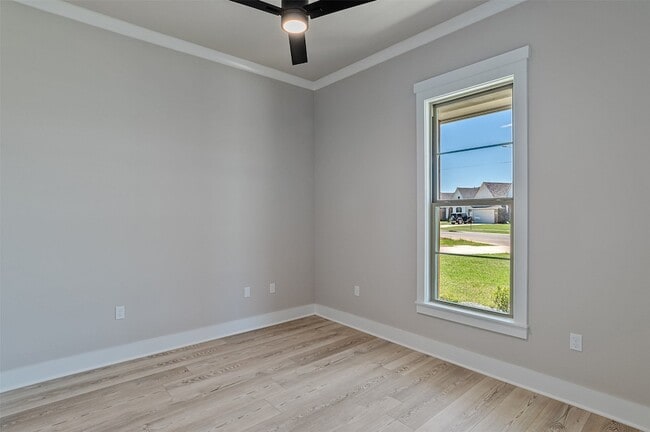 Building Photo - 321 Newport Ln