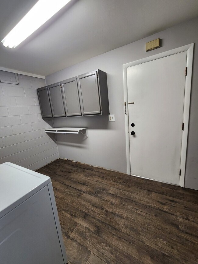 Building Photo - 123 Brewster Ct