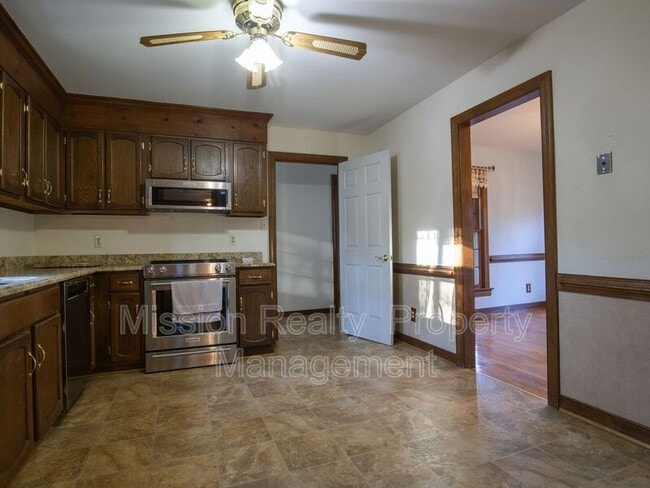 Building Photo - 4266 Roundhill Dr