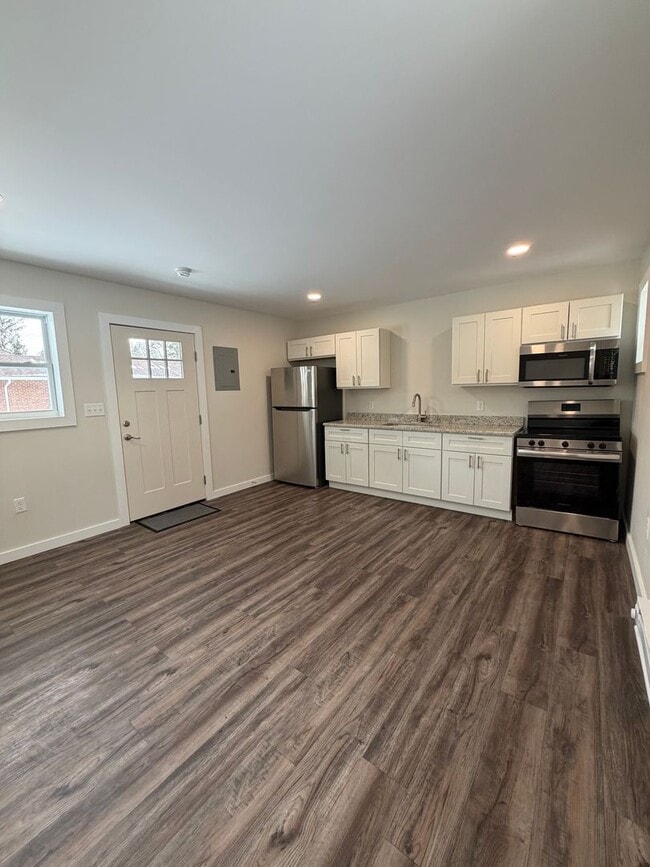 Building Photo - Beautifully remodeled and completed 1 bedroom apartment. FREE MONTH OF RENT!*