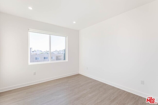Building Photo - 843 Wilcox Ave