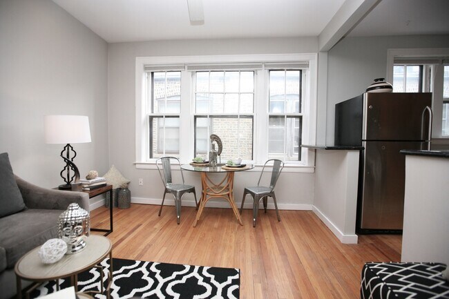Building Photo - 438 W Surf St