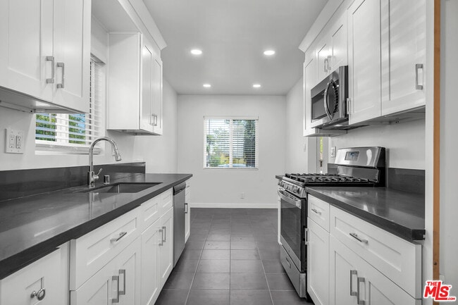 Building Photo - 1105 W 134th St