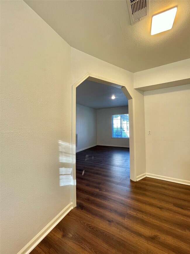 Building Photo - 1755 W 6th St