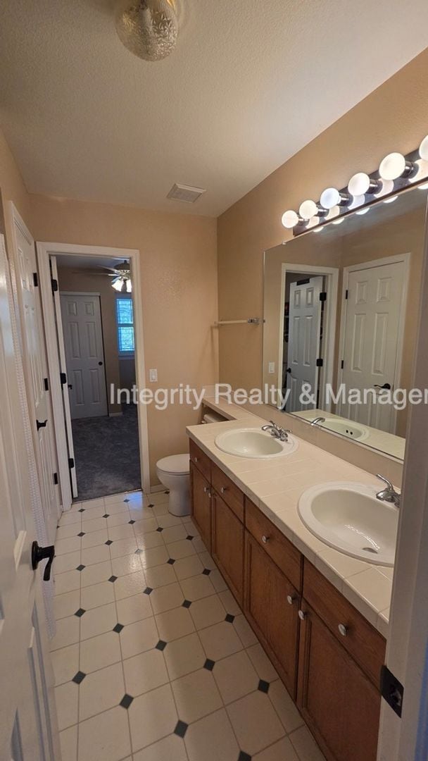 Building Photo - 3425 White Oak Ln