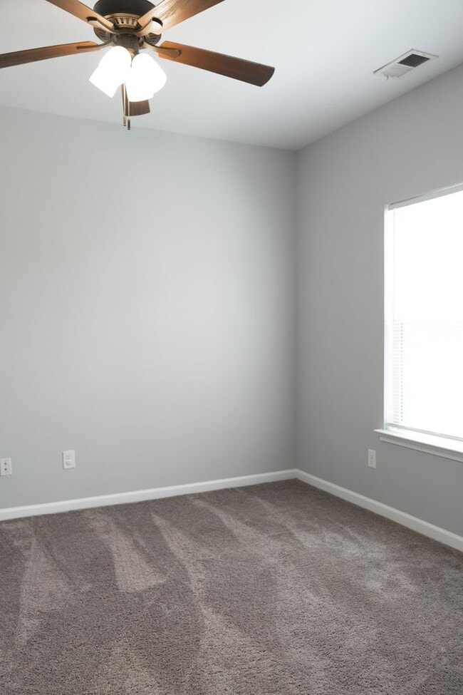 Building Photo - 2624 Leland Dr