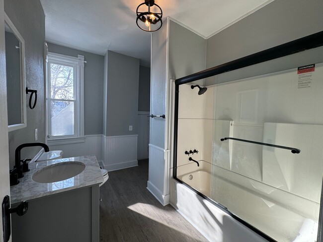 Building Photo - 3 bedroom 2 full bath home for rent Call T...