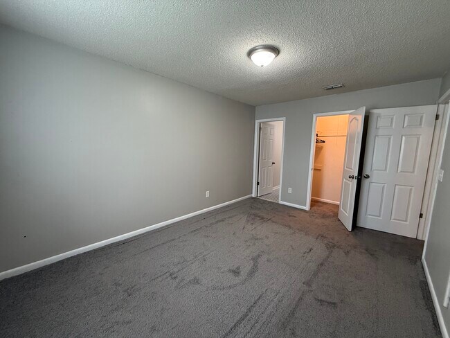 Building Photo - 805 Meadowbrook Dr