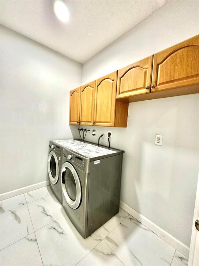 Building Photo - 1219 Baycourt Isle