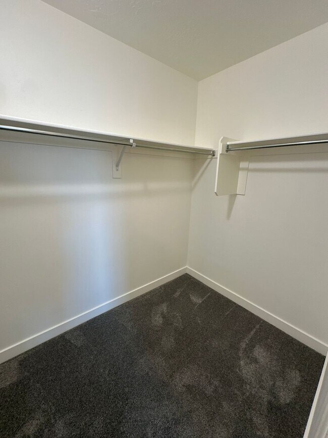 Building Photo - $800 Amazon Gift Card + 2 Weeks Rent Free! Beautiful 3 Bed 2.5 Bath Townhome in West Haven