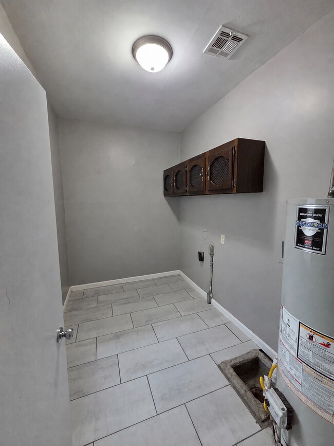 Building Photo - 2118 Greenway Blvd