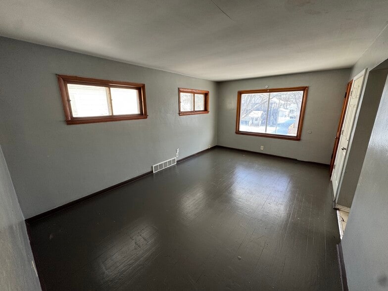 Building Photo - 5827 N 65th St