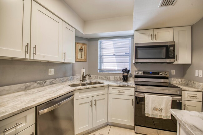 Building Photo - 18081 SE Country Club Dr