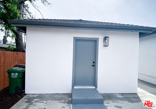 Primary Photo - 107 E Indigo St