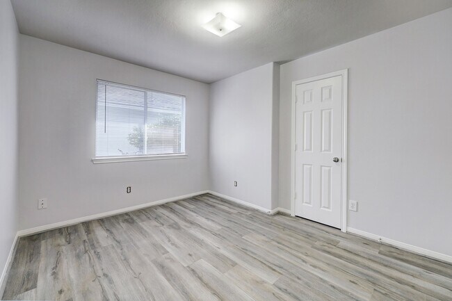 Building Photo - 25407 Clover Ranch Dr