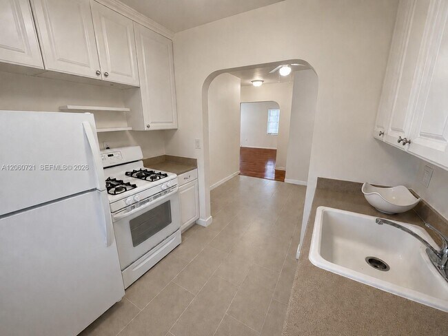 Building Photo - 7407 Byron Ave