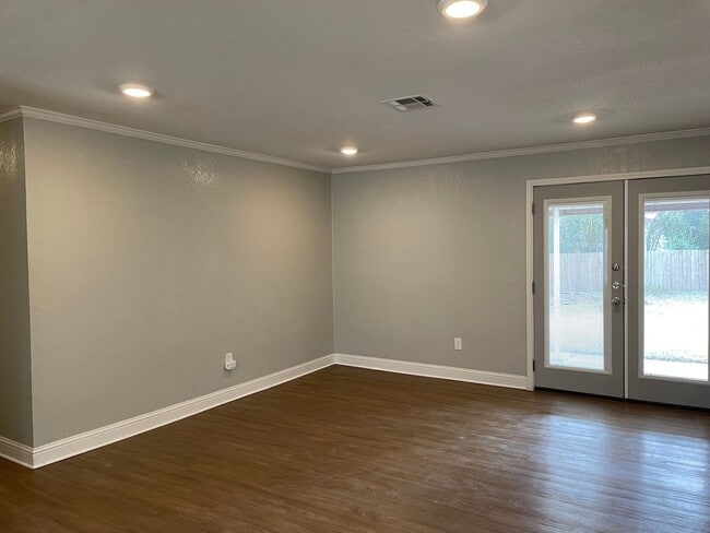 Building Photo - Available Now! Updated and Upgraded 3 Bed/2 Bath_Lawn Care Included