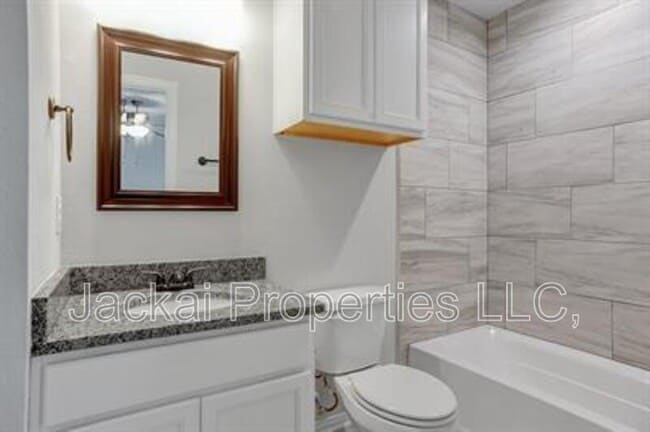 Building Photo - 232 W Lake Ave