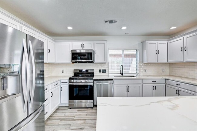 Building Photo - 12915 Stratford Heights Dr