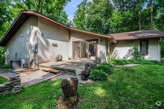 Building Photo - 423 Tamarack Dr