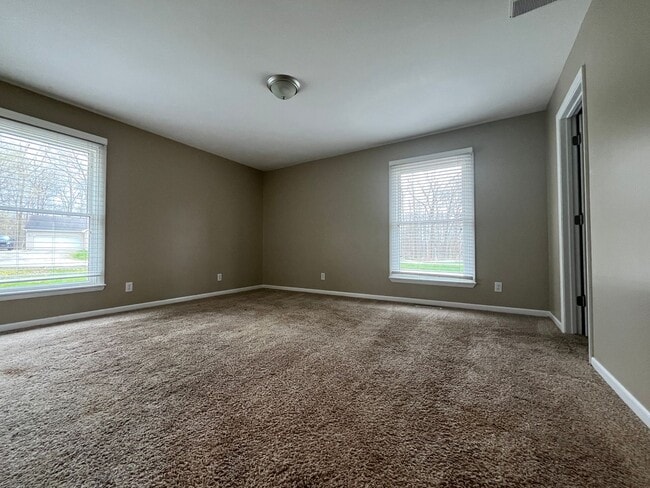 Building Photo - Very Large Home South of Warsaw 4 Bedroom