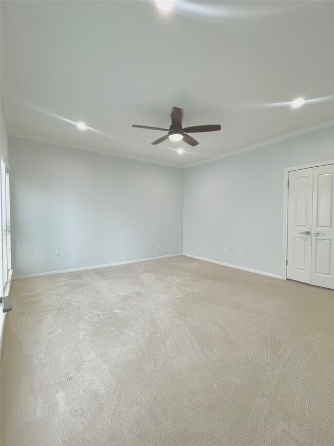 Building Photo - 6000 Sugar Hill Dr