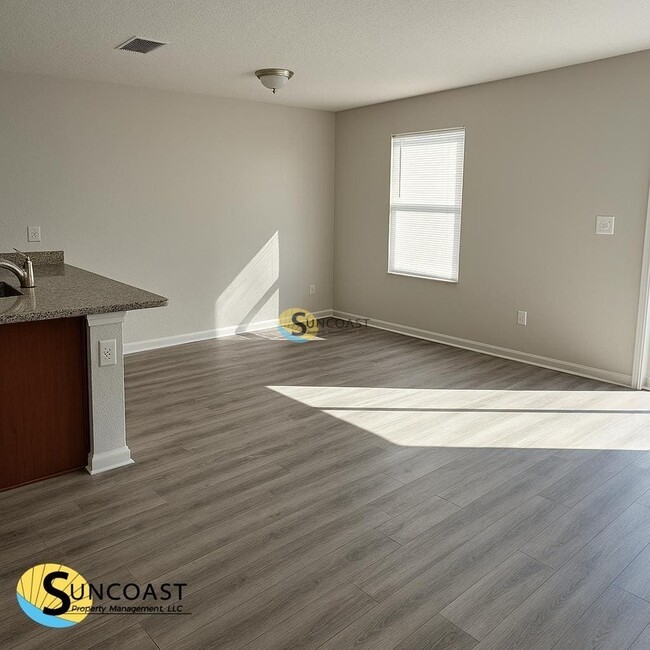 Building Photo - 7622 Rain Forest Dr N