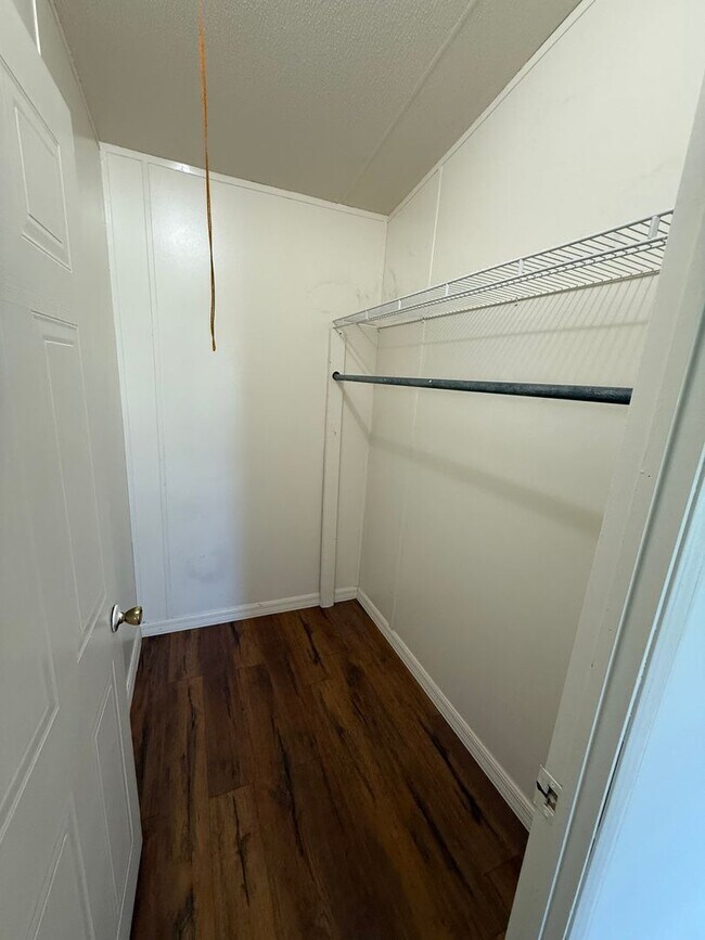 Building Photo - MOVE IN READY 4 Bed 2 Bath on 1 ACRE