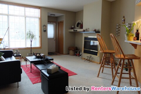 Building Photo - Great 2 Bed 1.5 Bath Townhome