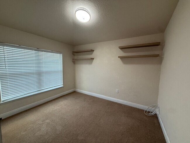 Building Photo - Three bedroom two bathroom BH Home