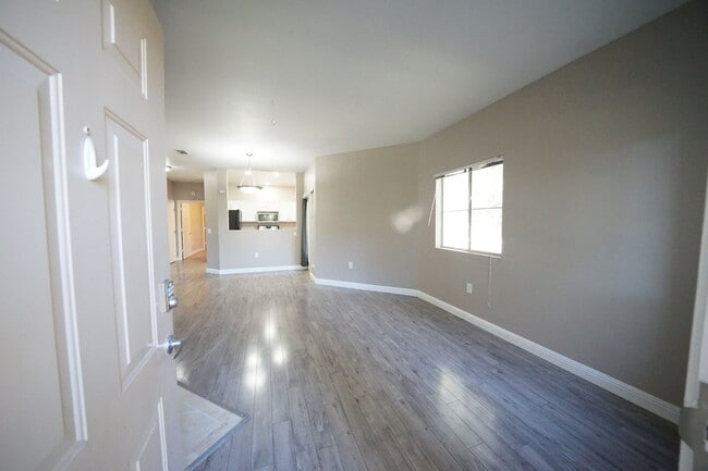 Building Photo - SHOWINGS AVAILABLE NOW