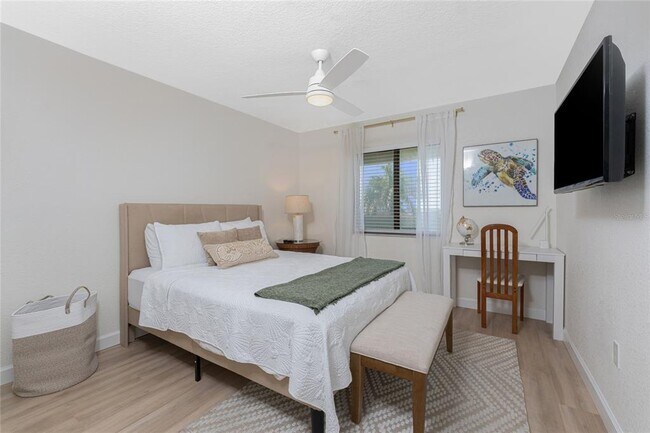 Building Photo - 1500 Park Beach Cir