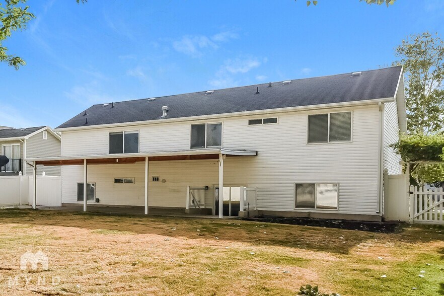 Building Photo - 5403 Vista Dr