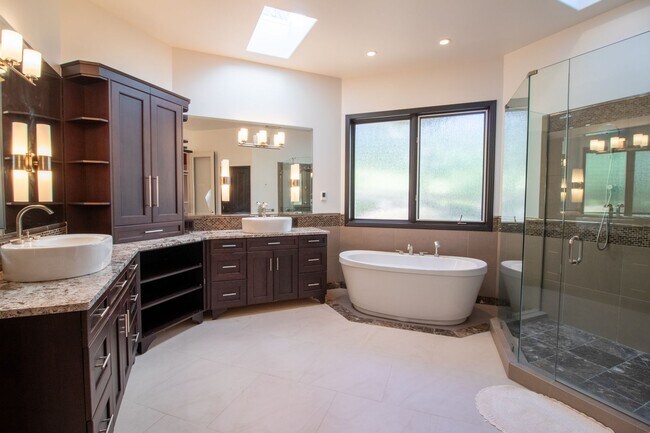 Building Photo - 4bd/4ba Bellevue Home