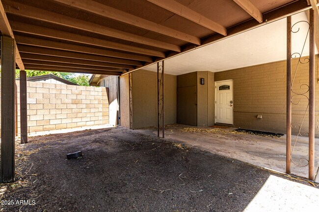 Building Photo - 4412 E Vermont Ave
