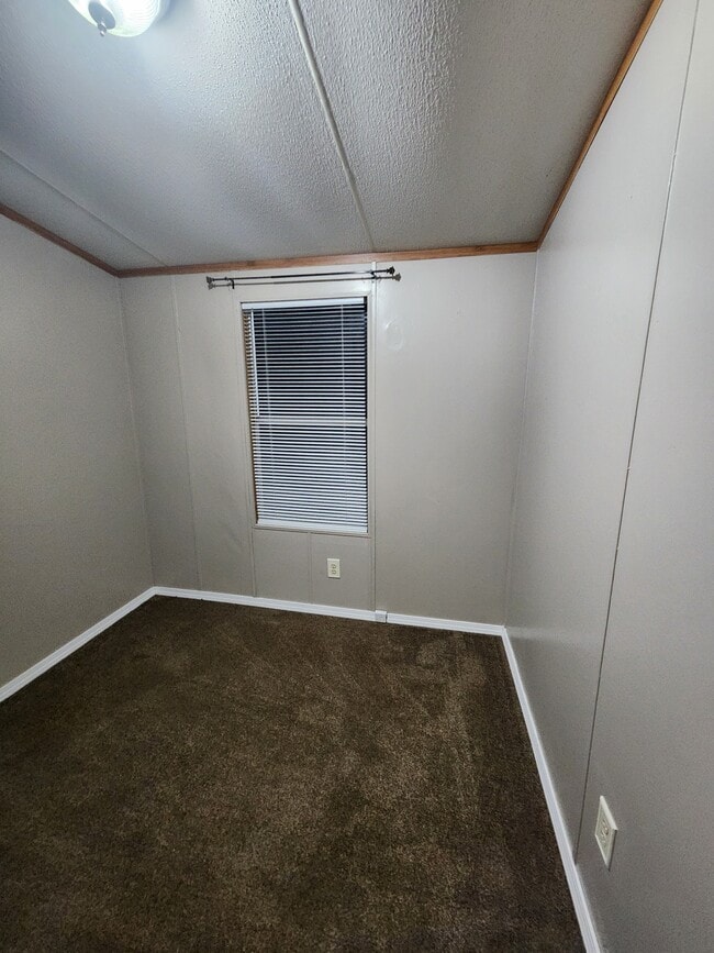 Building Photo - 7310 Pineview Dr