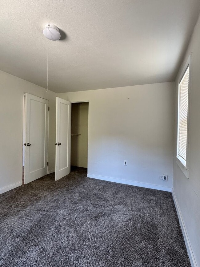 Building Photo - 3 bedroom 1 bathroom remodeled home, w/d h...