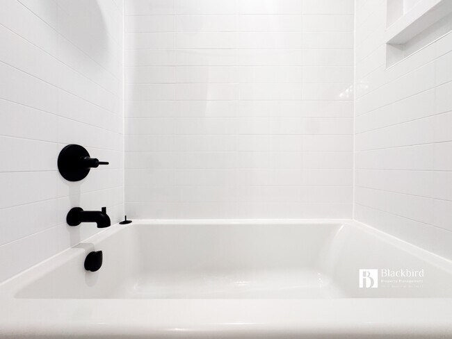 Building Photo - 1011 18th St NE