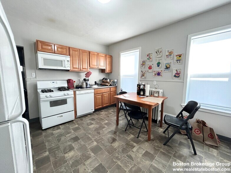 Building Photo - 153 E Cottage St