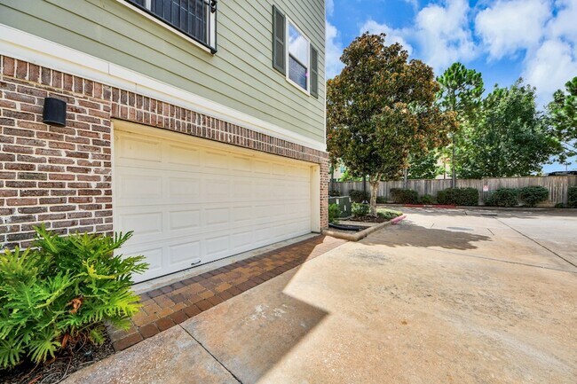 Building Photo - 3001 Murworth Dr