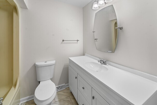 Building Photo - 983 Beverly Dr