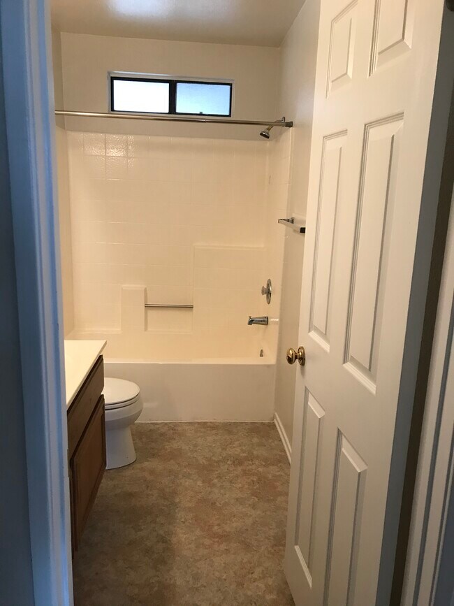 2nd bath - 2121 Phlox Ave