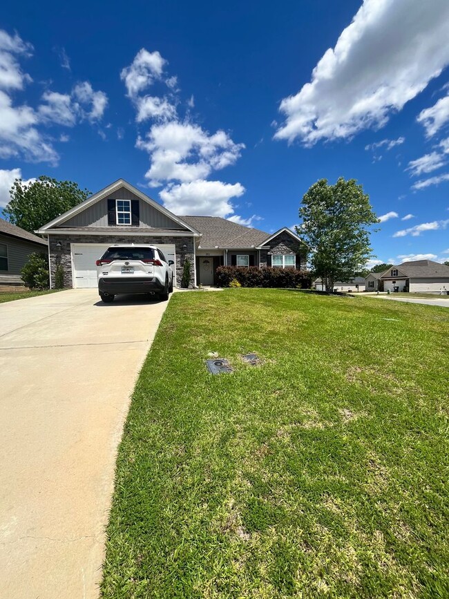 Building Photo - Charming modern 3 bedroom/ 2 bath with office