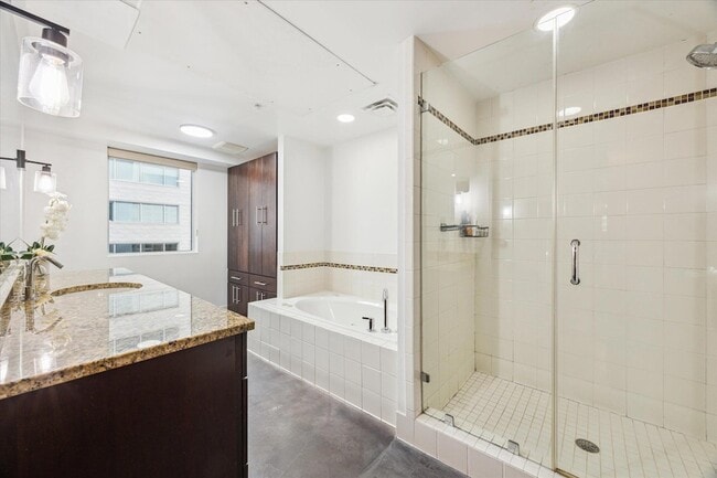 Building Photo - 800 Brazos St