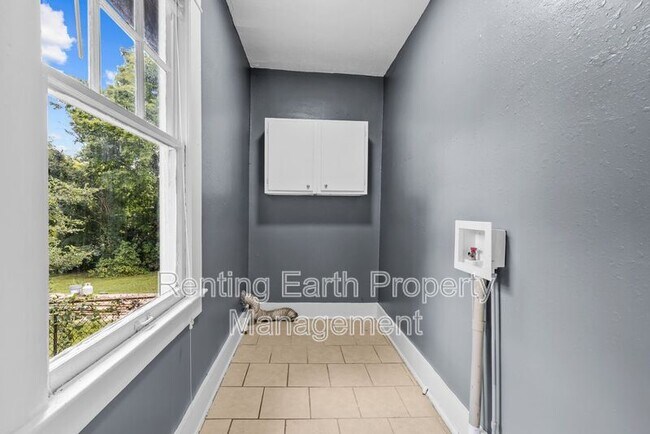 Building Photo - 963 3rd St W