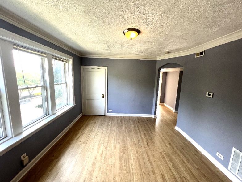 Building Photo - 915 W 95th St