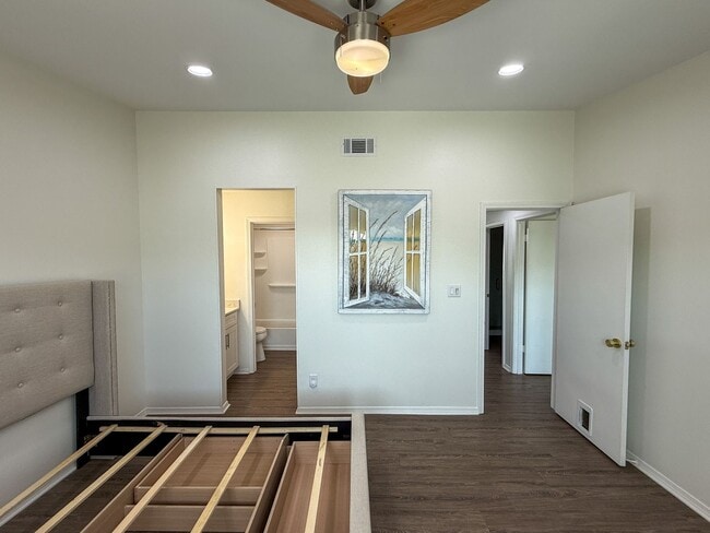 Building Photo - Completely renovated 2 bedroom 2 bath waterfront condo for rent near Pensacola Beach!